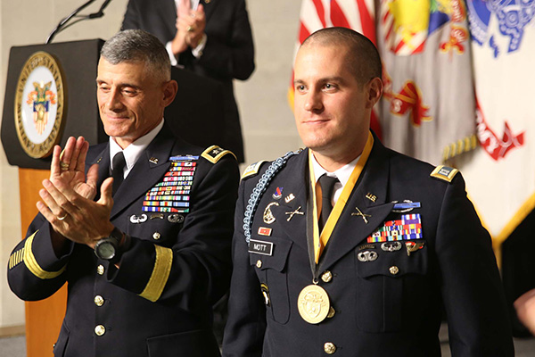 CPT Kevin Mott ’07 Receives Nininger Award