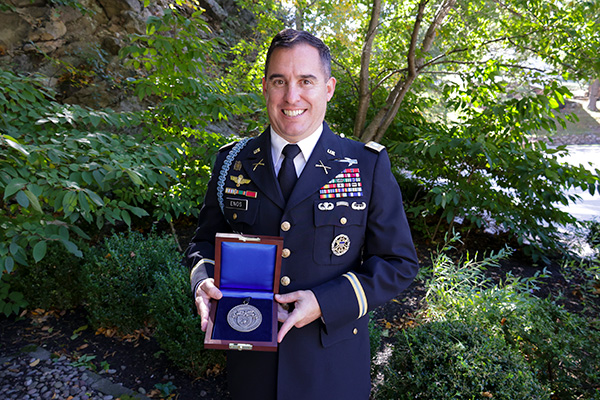 LTC James Enos ’00 Receives Nininger Award