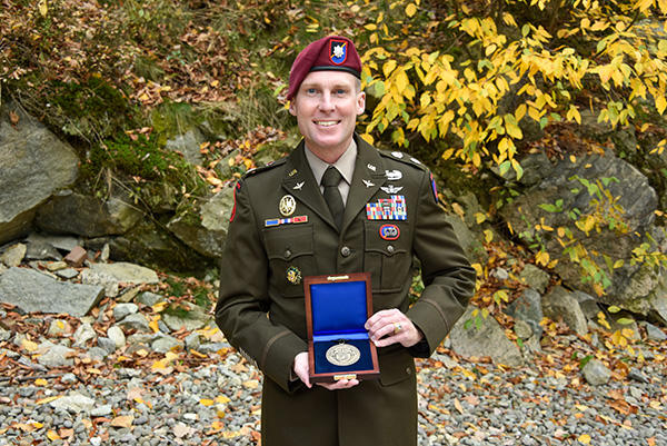 LTC Robert K. Beale ’02 Receives Nininger