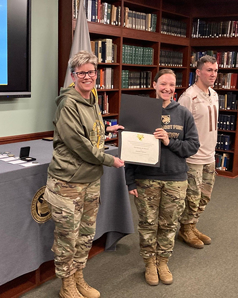 COL Yoshitani ’92 Presents Certificate of Academic Promotion to MAJ Rosanne Horswill ’10