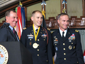 CPT Robert I. Sickler ’05 Receives Nininger Award