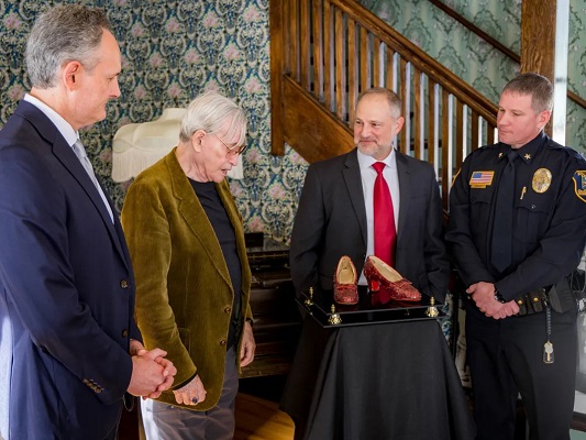 ‘There’s No Place Like Home:’ FBI Special Agent Dudley ’96 Assists in Return of Iconic Ruby Slippers to Rightful Owner